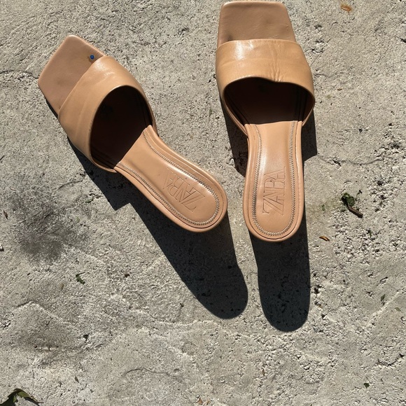 Tan small heels - Picture 4 of 4